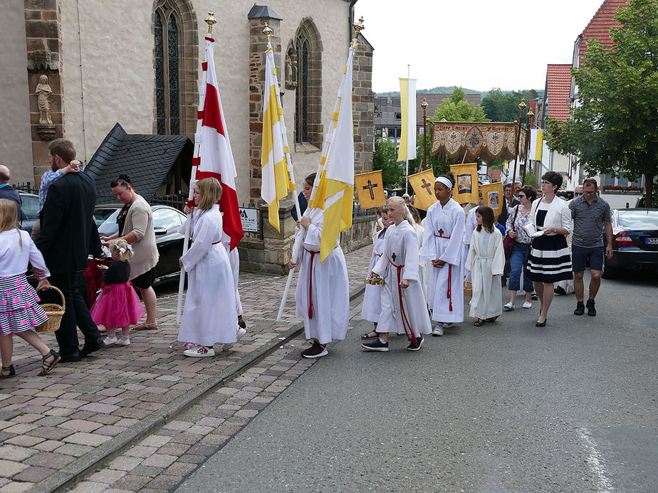 Fronleichnamsprozession durch die Straßen von Naumburg (Foto: Karl-Franz Thiede)